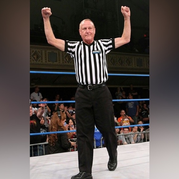 Jakks Pacific WWE King Of The Ring Referee Earl Hebner Figure - Picture 3 of 3